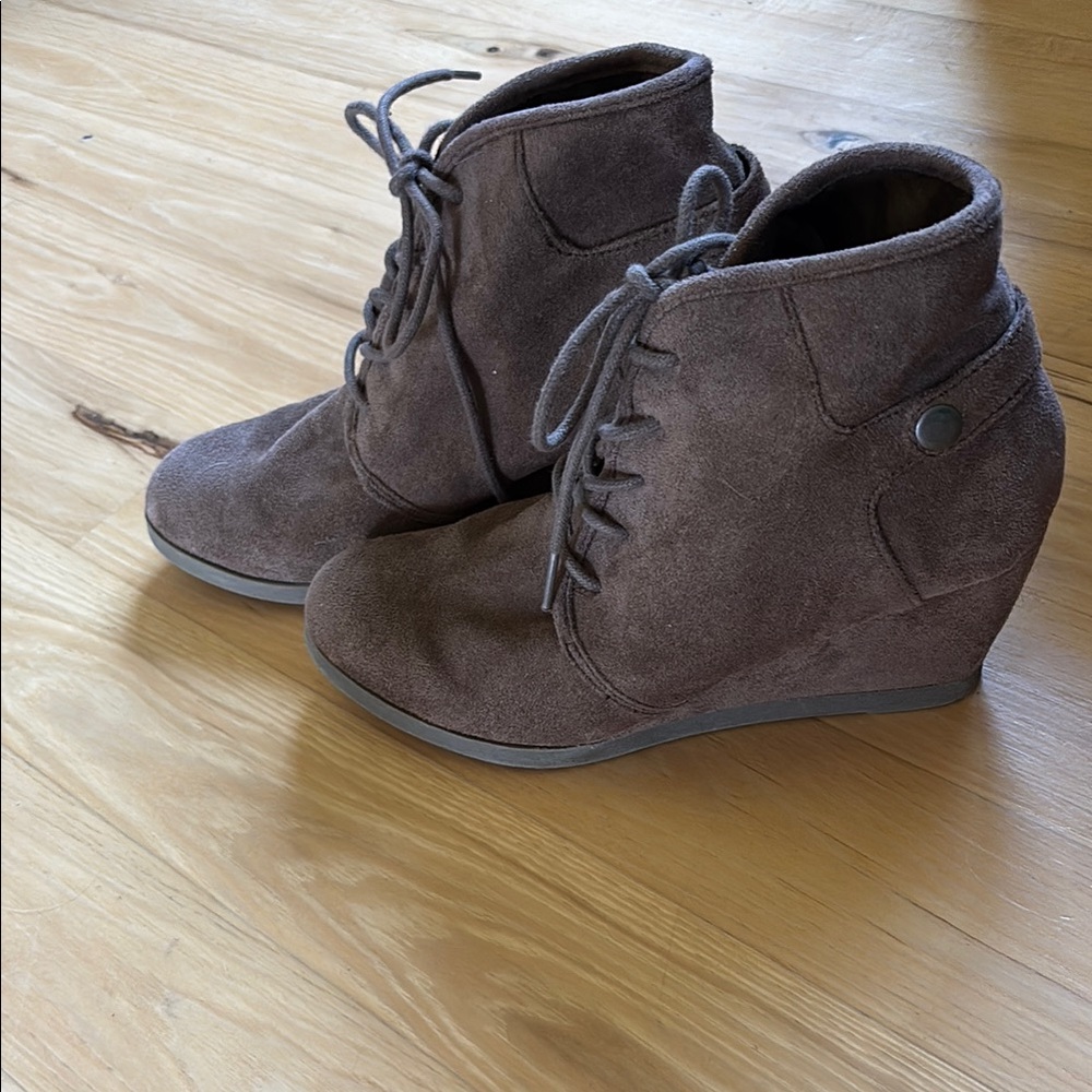 Elegant Brown Lace-Up Wedge Boots